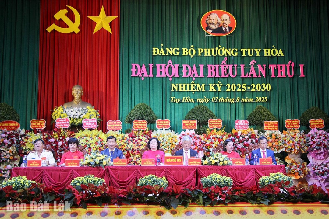 Đoàn Chủ tịch điều hành đại hội.