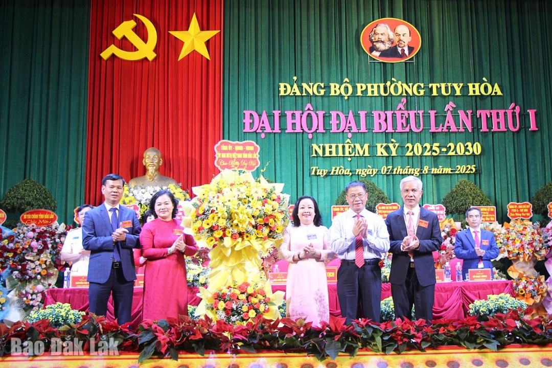 Lãnh đạo tỉnh tặng hoa chúc mừng đại hội.