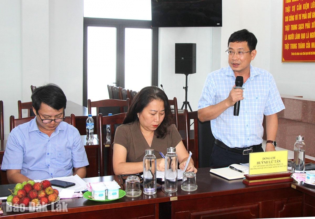 Ủy viên Ban Thường vụ Tỉnh ủy, Trường ban Quản lý Khu kinh tế Phú Yên Huỳnh Lữ Tân kiến nghị một số khó khăn của đơn vị.