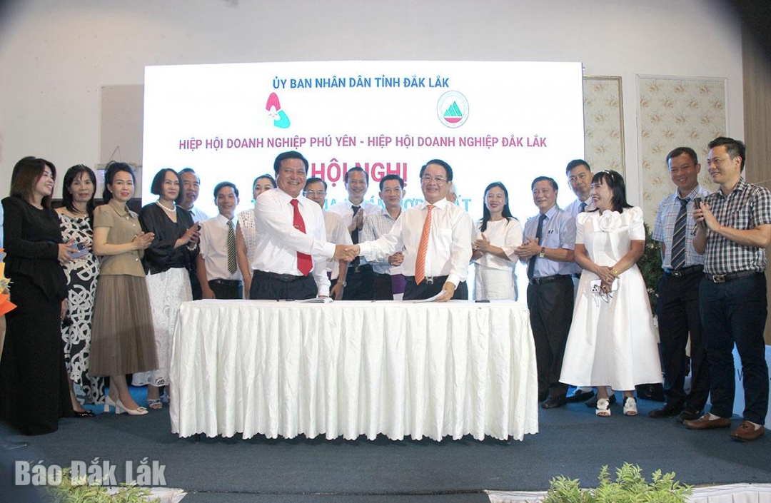 Đại diện hai hiệp hội trao nhau biên bản thống nhất về việc hợp nhất.
