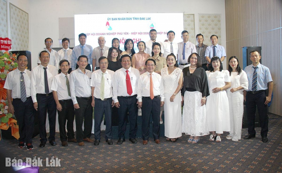 Đại diện các doanh nghiệp và đại biểu chụp ảnh kỷ niệm tại hội nghị.