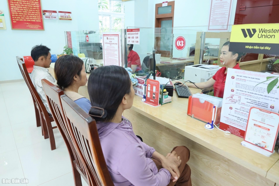 Hoạt động giao dịch tại Agribank Chi nhánh Krông Ana (đơn vị trực thuộc Agribank Chi nhánh Đắk Lắk).
