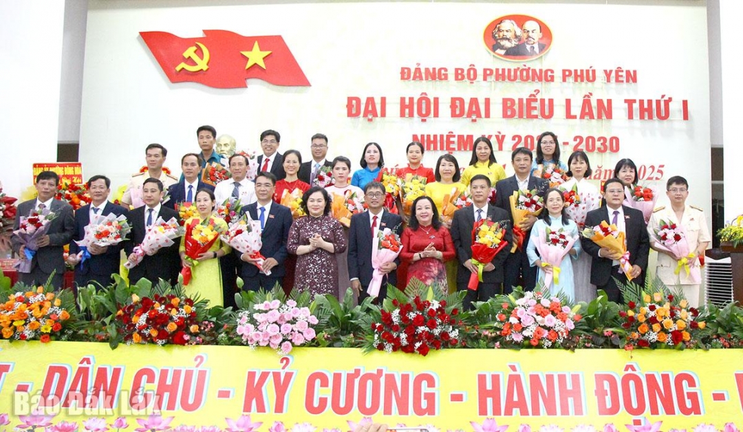 Lãnh đạo tỉnh tặng hoa chúc mừng Ban Chấp hành Đảng bộ phường Phú Yên nhiệm kỳ 2025 - 2030.