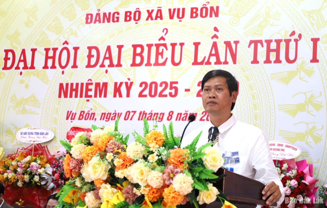 đồng chí Lê Văn Thành, TUV, Phó Chủ tịch Ủy ban MTTQ Việt Nam tỉnh, Chủ tịch Liên đoàn Lao động tỉnh phát biểu chỉ đạo đại hội.