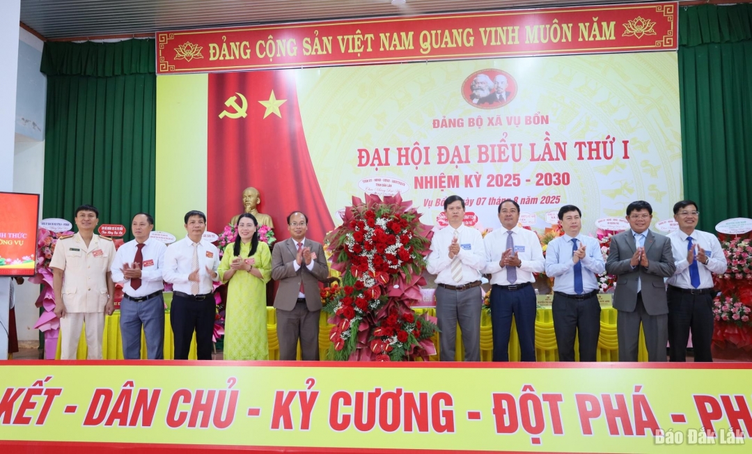 đồng chí Lê Văn Thành, TUV, Phó Chủ tịch Ủy ban MTTQ Việt Nam tỉnh, Chủ tịch Liên đoàn Lao động tỉnh tặng hoa chúc mừng đại hội.