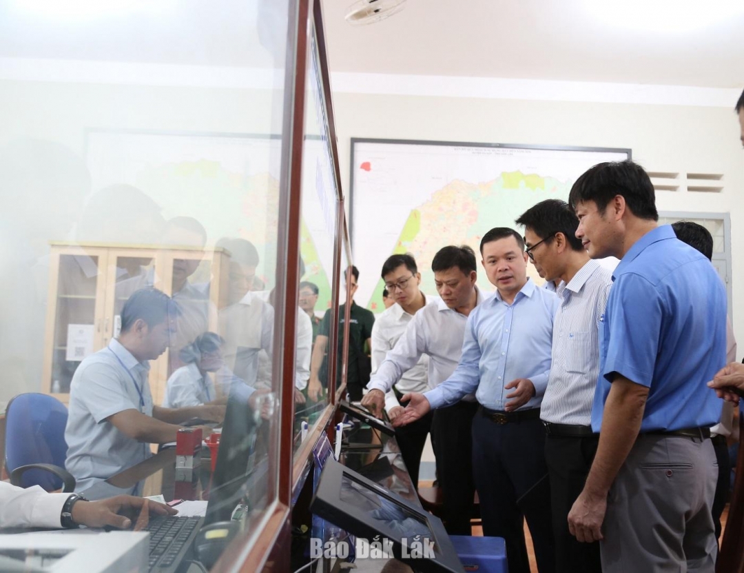 Phó Bí thư Tỉnh ủy Đỗ Hữu Huy thăm Trung tâm Phục vụ hành chính công xã Ea Súp
