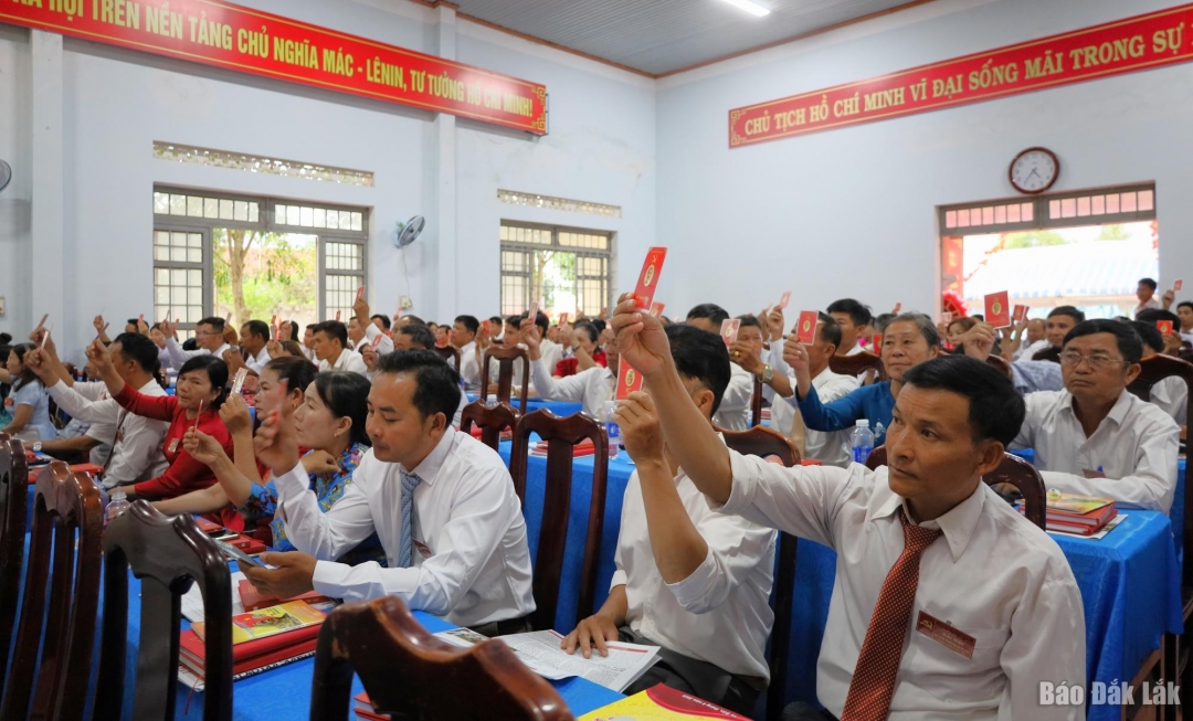 Các đại biểu biểu quyết thông qua Dự thảo Nghị quyết Đảng bộ xã nhiệm kỳ 2025 - 2030.