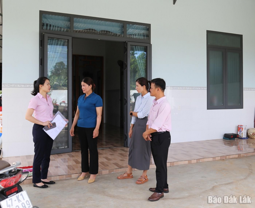 Cán bộ Phòng giao dịch Ngân hàng Chính sách xã hội Krông Bông kiểm tra nắm tình hình thực tế sử dụng vốn của hộ vay