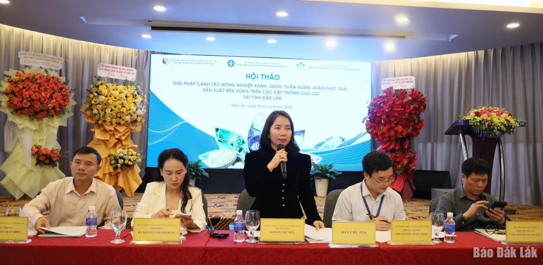 Bà Đặng Thị Thủy, Phó Giám đốc Sở Nông nghiệp và Môi trường Đắk Lắk điều hành phiên thảo luận.