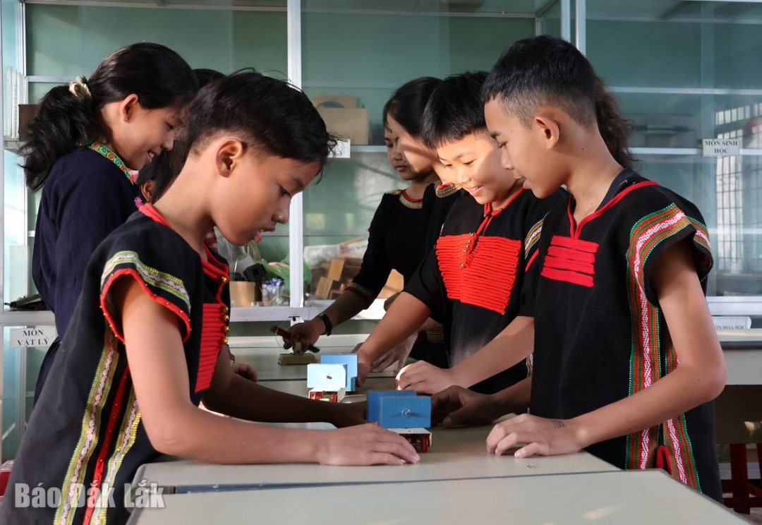 Học sinh Trường Phổ thông Dân tộc nội trú huyện Krông Pắc thực hành thí nghiệm tại trường.