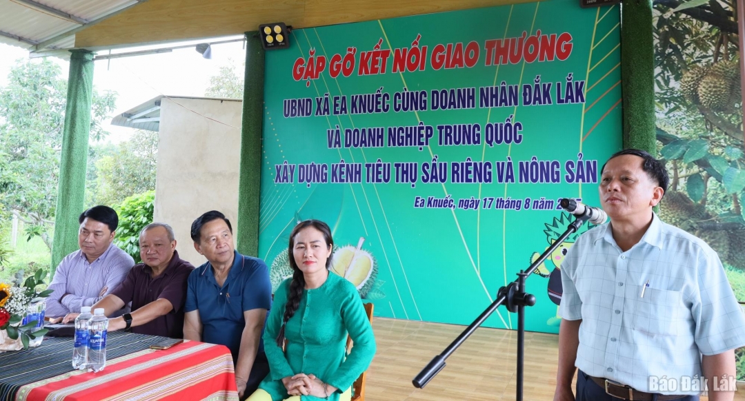 Ông Nguyễn Văn Hùng, Chủ tịch UBND xã Ea Knuếc phát biểu chào mừng Đoàn doanh nghiệp củaTrung Quốc.