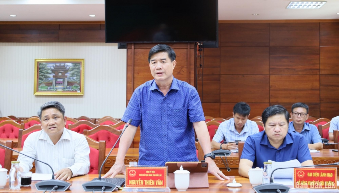 Phó Chủ tịch UBND tỉnh Nguyễn Thiên Văn phát biểu tại buổi làm việc.