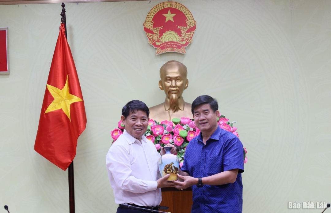 Đại diện Tổ chức WWF tại Việt Nam tặng quà lưu niệm cho Phó Chủ tịch UBND tỉnh Nguyễn Thiên Văn.