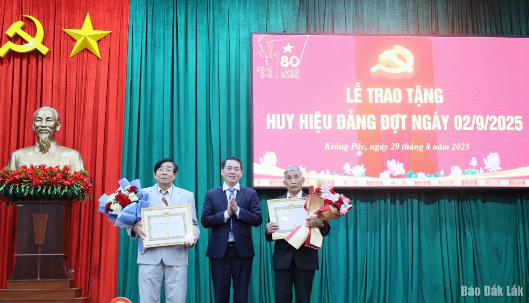Phó Bí thư, Chủ tịch UBND xã Lại Đức Đại trao Huy hiệu Đảng cho đảng viên có 55 tuổi đảng.