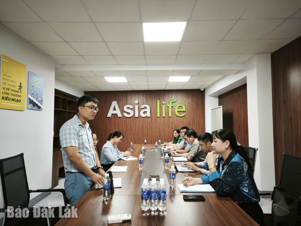 Đoàn thanh tra của Sở Y tế làm việc với Công ty cổ phần Asia Life về vụ việc sản xuất kẹo rau củ Kera. 