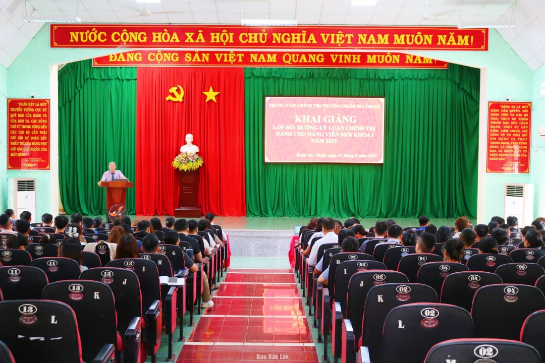 

Quang cảnh khai giảng lớp bồi dưỡng lý luận chính trị dành cho đảng viên mới.