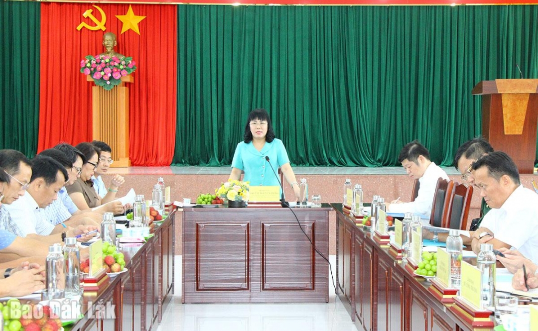 Ủy viên Ban Thường vụ Tỉnh ủy, Phó Chủ tịch UBND tỉnh Hồ Thị Nguyên Thảo đề nghị Ban Quản lý Khu kinh tế tăng cường cải cách hành chính, tạo thuận lợi cho nhà đầu tư.