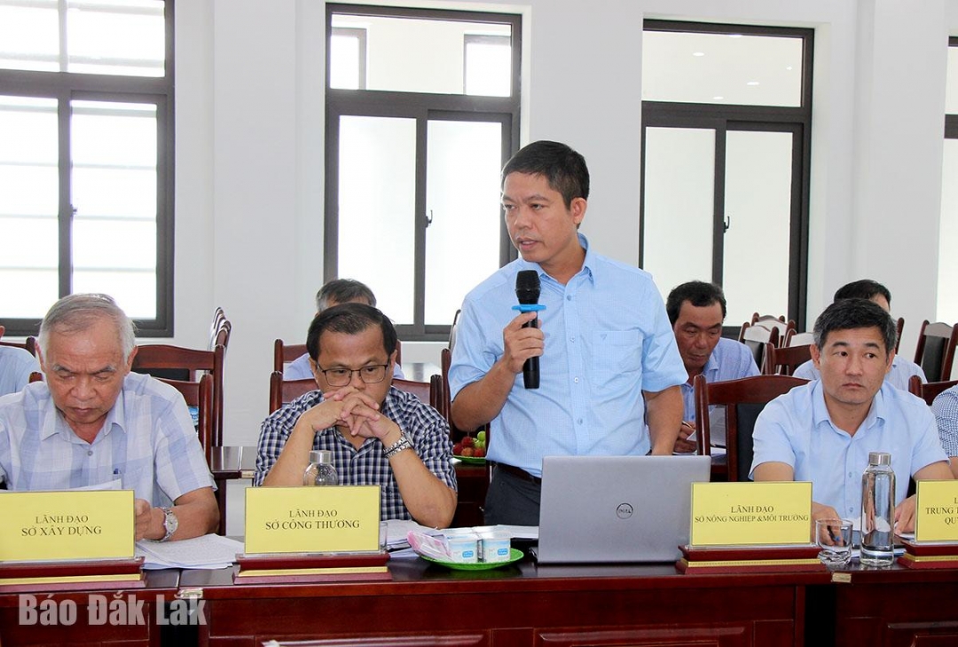 Phó Giám đốc Sở Nông nghiệp và Môi trường Phạm Ngọc Hùng giải đáp một số kiến nghị của Ban Quản lý Khu kinh tế Phú Yên.