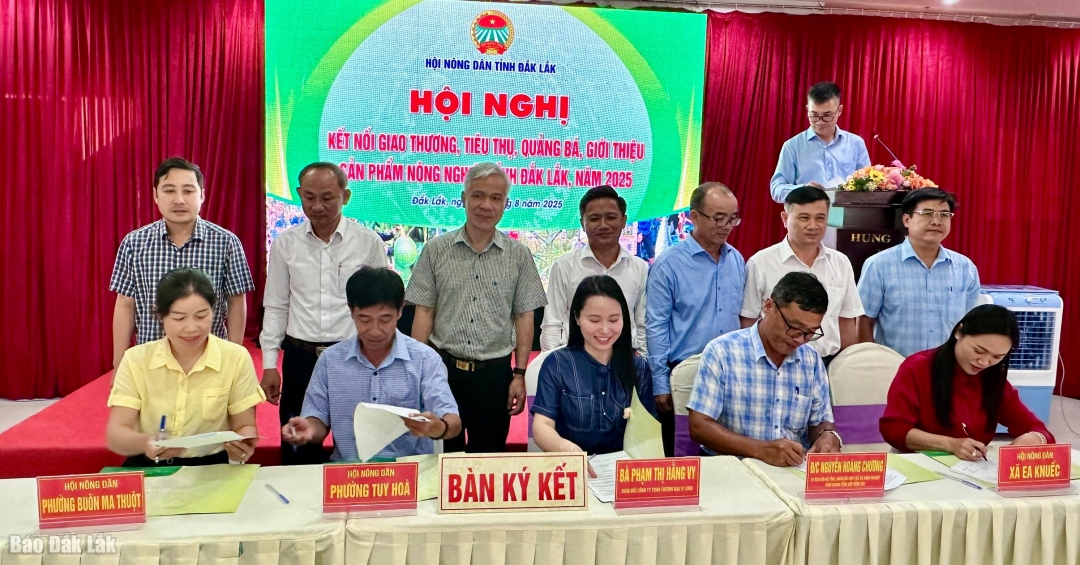Đại diện các đơn vị ký kết  hợp tác  kết nối giao thương, tiêu thụ sản phẩm nông nghiệp với Công ty TNHH Thương mại Vi Long, giai đoạn 2025-2030.