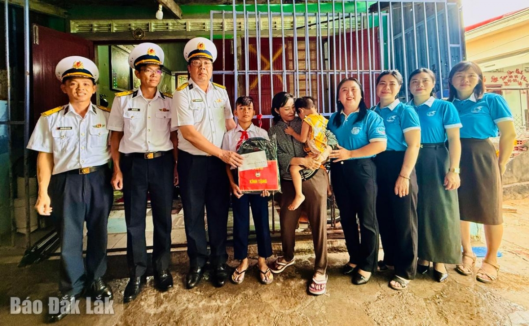 Đại tá Phạm Quang Trung, Bí thư Đảng ủy, Chính ủy Lữ đoàn (người thứ 3 từ trái sang) cùng đoàn công tác tặng quà cho em Mai Nhất Phi