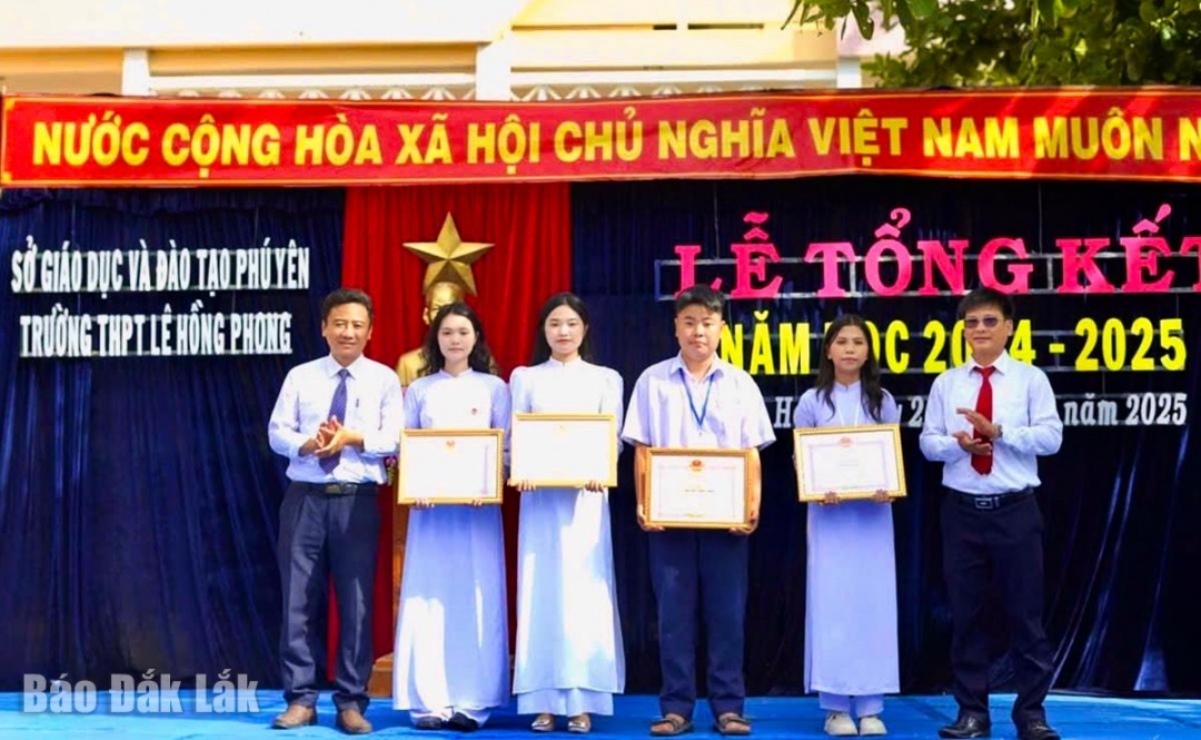 Lãnh đạo nhà trường trao thưởng cho hai em Phạm Gia Bảo (thứ hai từ phải sang) và Võ Hoàng Châu (thứ tư từ phải sang) trong cuộc thi phòng chống bạo lực học đường cấp tỉnh.