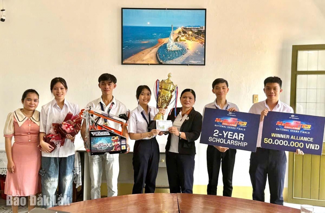Cô Trần Thị Lệ Thủy, Hiệu trưởng Trường THPT số 2 Lê Hồng Phong trao tiền thưởng nóng và chụp ảnh lưu niệm vối các thành viên trong đội.