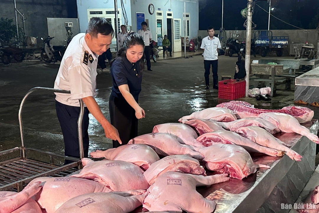 Kiểm tra đột xuất hoạt động giết mổ tại một cơ sở ở phường Tân An.
