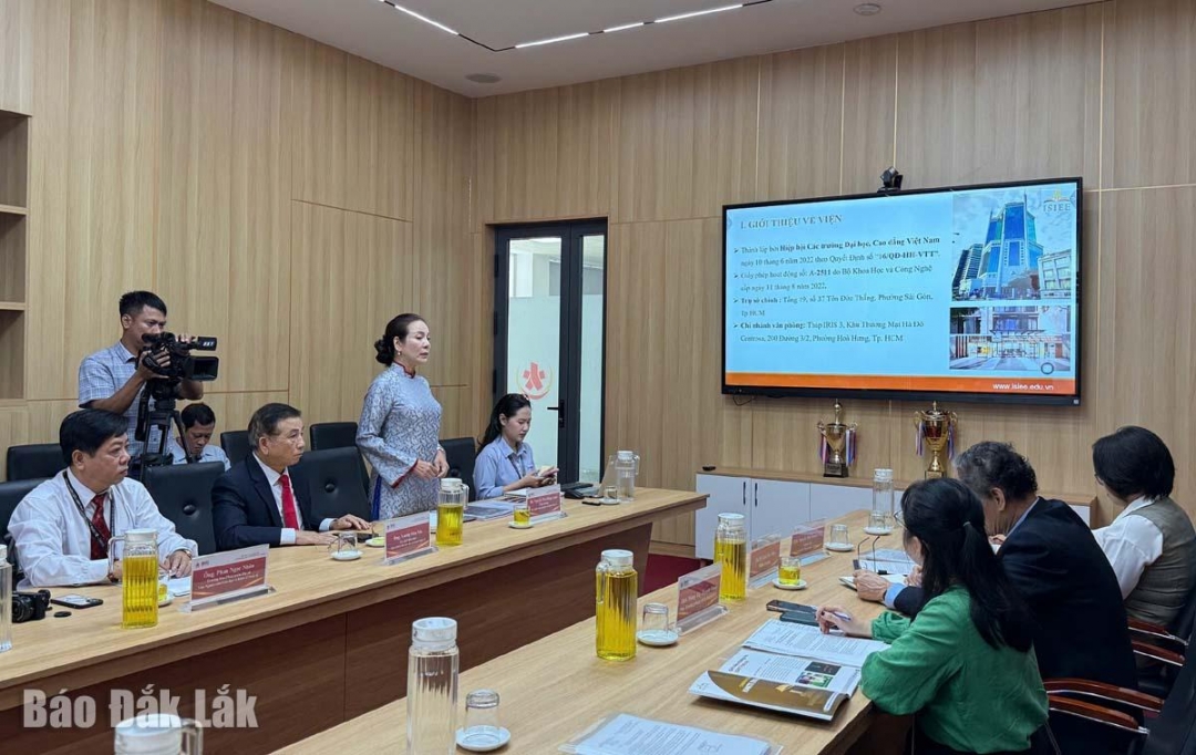 Viện trưởng Viện nghiên cứu Giáo dục và Kinh tế quốc tế giới thiệu về mô hình dạy học OMO. 