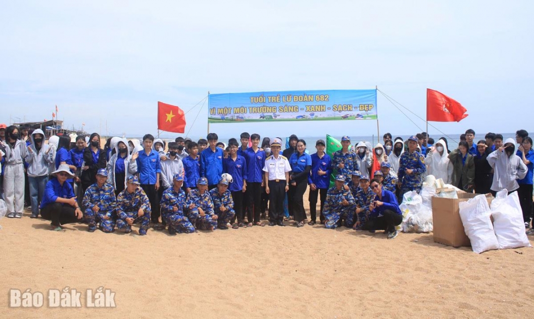 Hai đơn vị chụp hình lưu niệm tại bãi biển Hòa Hiệp sau chương trình chung tay làm sạch môi trường biển ý nghĩa.