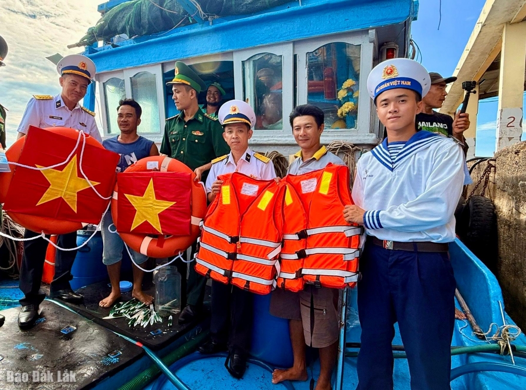 Lữ đoàn 682 trao cờ, áo phao cho ngư dân 