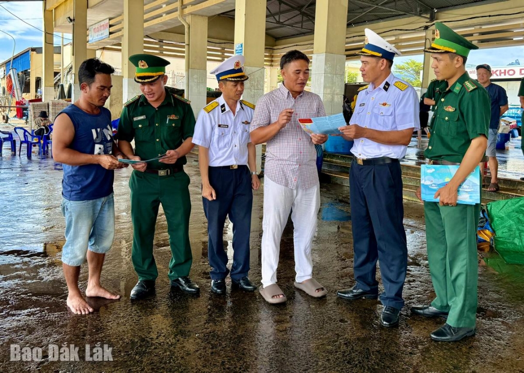Thượng tá Phạm Ngọc Trung, Chủ nhiệm Chính trị Lữ đoàn 682 (thứ 2 từ phải sang) cùng cán bộ, chiến sĩ Đồn Biên phòng Hòa Hiệp Nam tuyên truyền về Luật biên Việt Nam và các quy định chống khai thác hải sản bất hợp pháp cho ngư dân