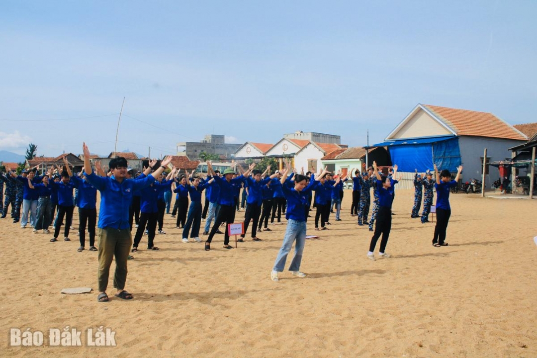 Đoàn viên, thanh niên và các chiến sĩ trẻ giao lưu, tham gia trò chơi dân gian.