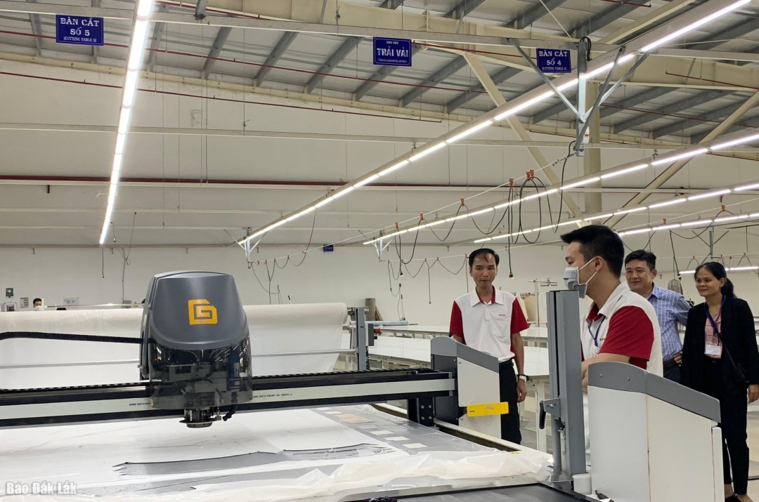 Xí nghiệp may Veston ứng dụng khoa học kỹ thuật vào dây chuyền sản xuất.