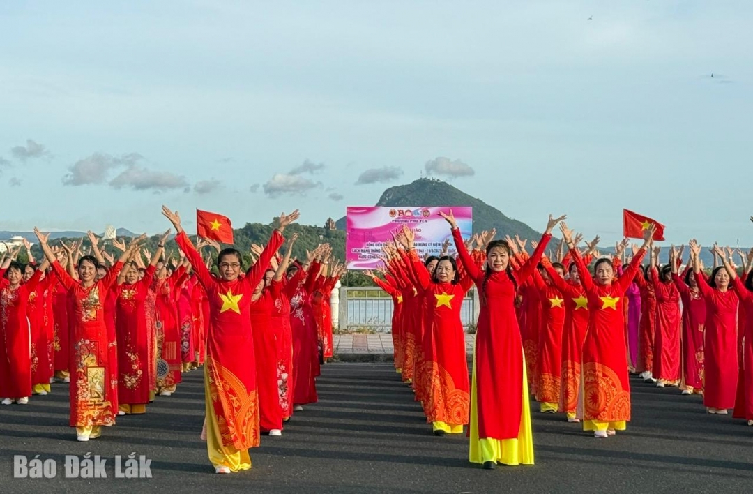 Đồng diễn áo dài.