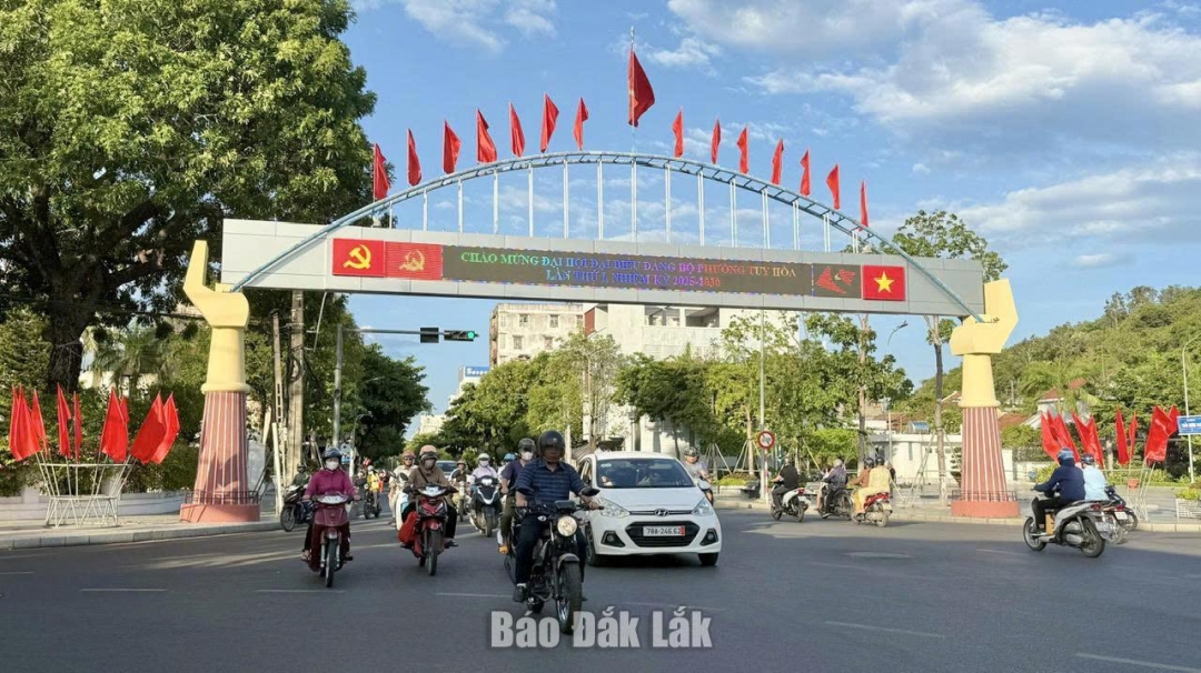 Tuyên truyền Đại hội đại biểu Đảng bộ phường Tuy Hòa lần thứ I trên bảng điện tử đặt ở các tuyến đường chính của phường.