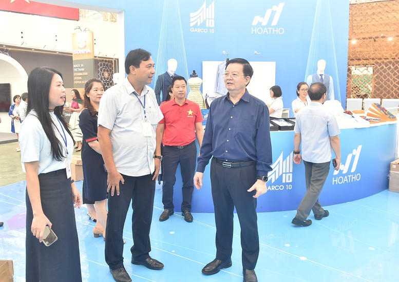 Phó Thủ tướng tham quan gian hàng của ngành dệt may - Ảnh: VGP/Giang Thanh