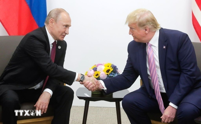 Tổng thống Nga Vladimir Putin (trái) và Tổng thống Mỹ Donald Trump tại cuộc gặp ở Osaka, Nhật Bản ngày 28/6/2019. Ảnh: TTXVN