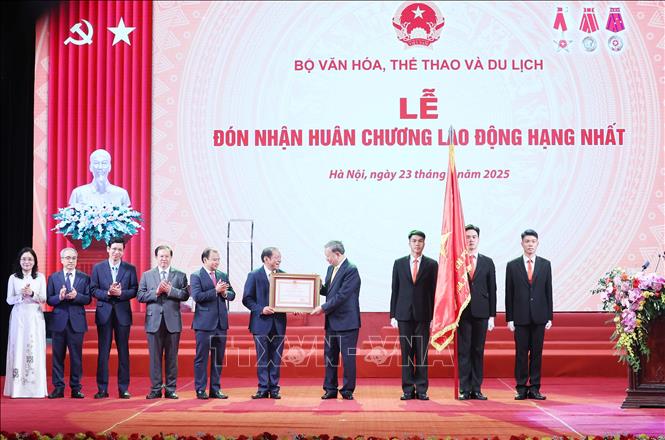 Tổng Bí thư Tô Lâm trao tặng Huân chương Lao động hạng Nhất cho Bộ Văn hoá, Thể thao và Du lịch. Ảnh: Thống Nhất/TTXVN