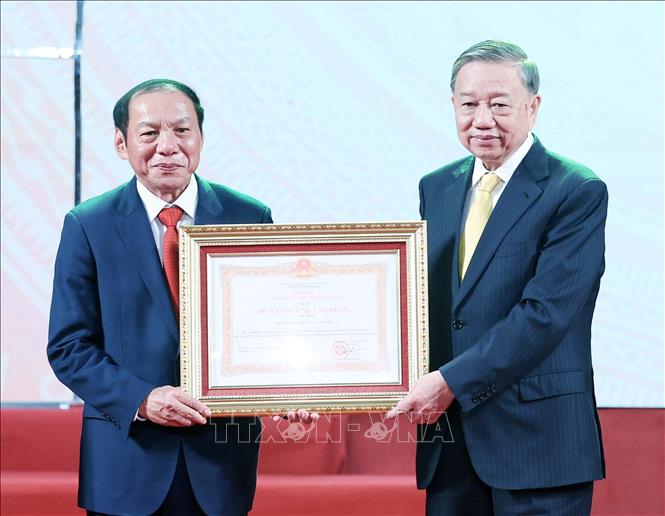 Tổng Bí thư Tô Lâm trao tặng Huân chương Lao động hạng Nhất cho Bộ Văn hoá, Thể thao và Du lịch. Ảnh: Thống Nhất/TTXVN