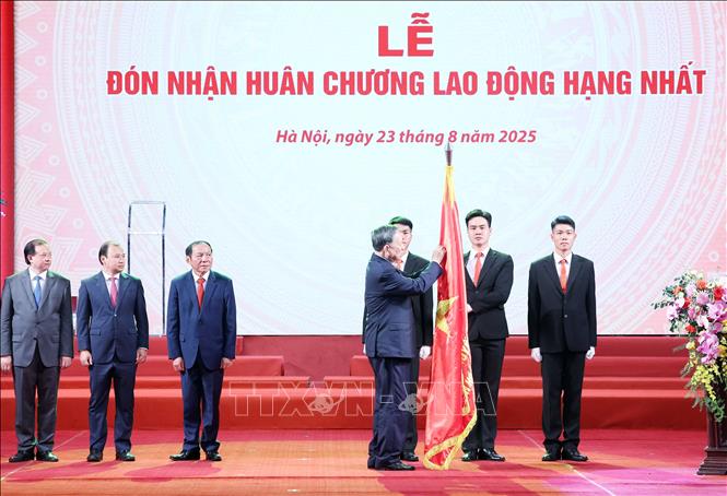Tổng Bí thư Tô Lâm trao tặng Huân chương Lao động hạng Nhất cho Bộ Văn hoá, Thể thao và Du lịch. Ảnh: Thống Nhất/TTXVN