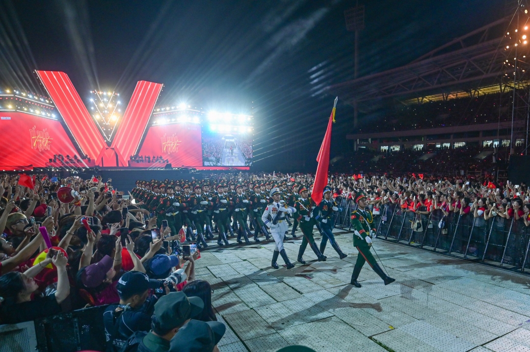 Từ ánh sáng của mùa Thu Cách mạng 1945 đến khát vọng dựng xây đất nước hôm nay, concert quốc gia “Tổ quốc trong tim” là lời tri ân sâu sắc gửi tới các thế hệ đã hy sinh vì độc lập, tự do, là bản hòa ca của tinh thần đại đoàn kết toàn dân tộc. Ảnh: Báo Nhân Dân