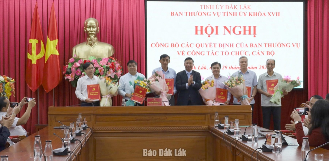 Ủy viên Ban Thường vụ Tỉnh ủy, Trưởng ban Tổ chức Tỉnh ủy Nguyễn Thượng Hải trao quyết định nghỉ hưu cho các cán bộ thuộc diện Ban Thường vụ Tỉnh ủy quản lý.