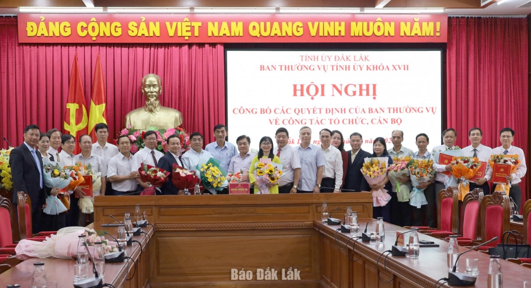 Các đồng chí Ủy viên Ban Thường vụ Tỉnh ủy, Tỉnh ủy viên, lãnh đạo các cơ quan liên quan chúc mừng 19 cán bộ thuộc diện Ban Thường vụ Tỉnh ủy quản lý được nghỉ hưu trước tuổi.