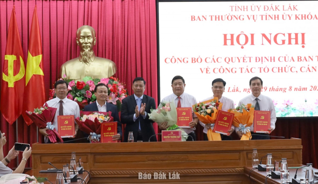 Ủy viên Ban Thường vụ Tỉnh ủy, Trưởng ban Tổ chức Tỉnh ủy Nguyễn Thượng Hải trao quyết định nghỉ hưu cho các cán bộ thuộc diện Ban Thường vụ Tỉnh ủy quản lý.