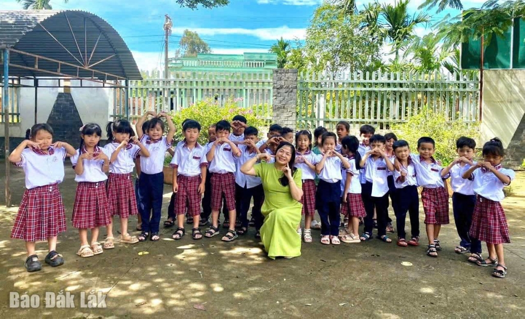 Học sinh lớp 1, Trường Tiểu học Ngô Gia Tự (xã Tân Tiến) tựu trường sáng 22/8.