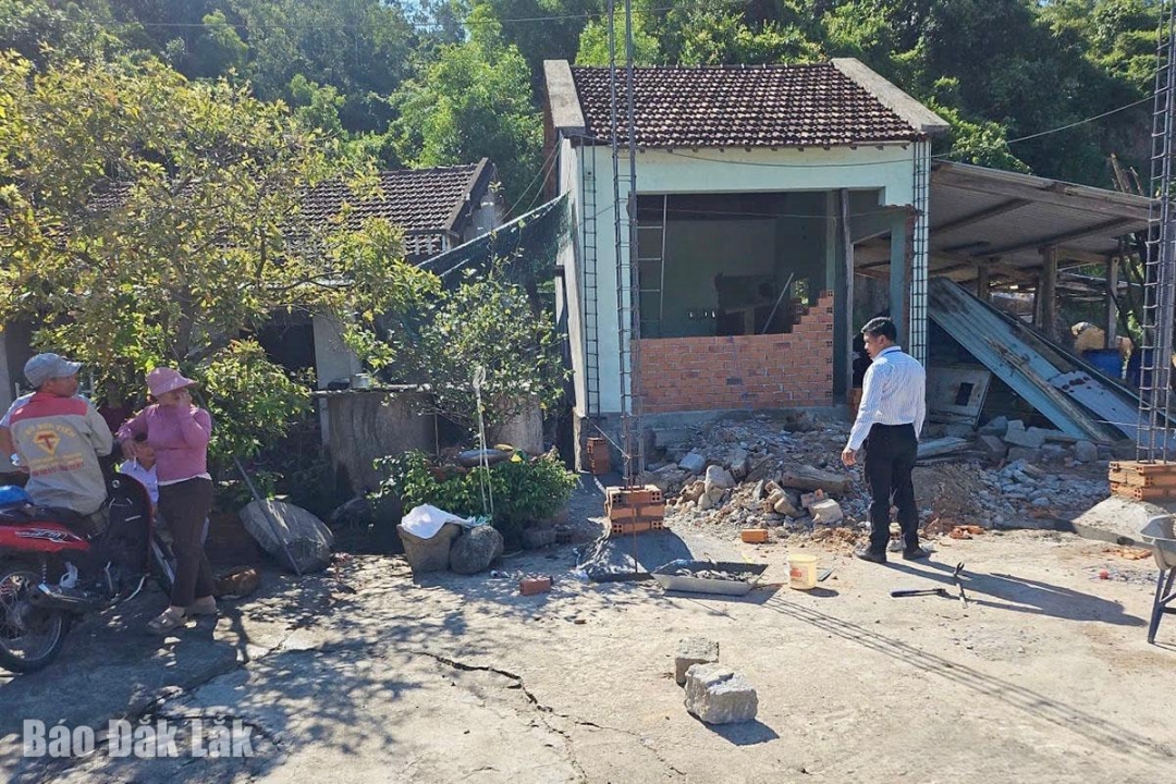 Lực lượng chức năng kịp thời phát hiện, ngăn chặn trường hợp người dân xây nhà trái phép trong vùng dự án. 