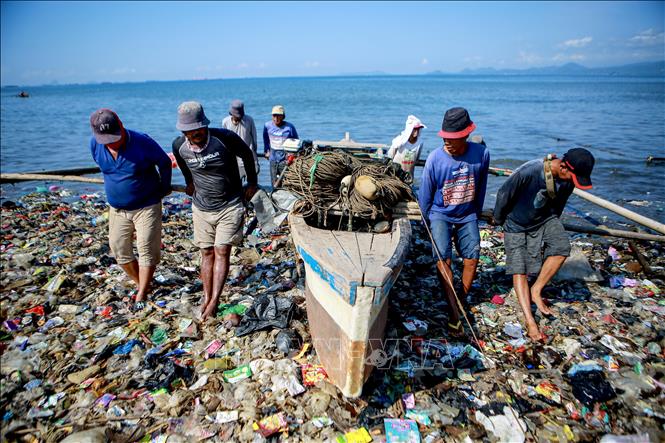 Rác thải nhựa trên bờ biển Sukaraja ở Lampung, Indonesia ngày 4/6/2025. Ảnh: THX/TTXVN
