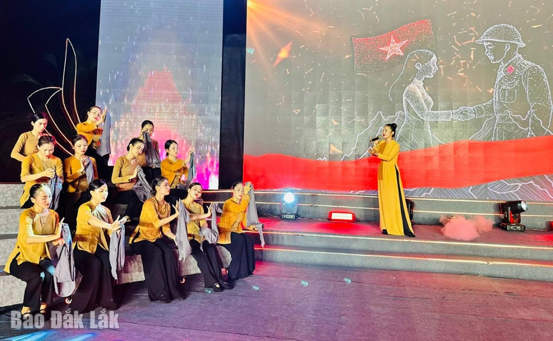 Nghệ sĩ Ưu tú Khánh Trang ngâm thơ Cuộc chia ly màu đỏ. 