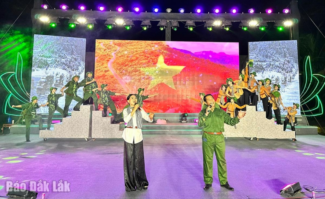 Ca sĩ Thanh Huệ và ca sĩ Quốc Dũng biểu diễn ca khúc Trường Sơn Đông Trường Sơn Tây. 