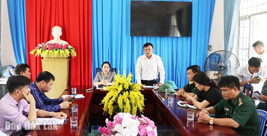 Đoàn khảo sát làm việc tại xã Ia Rvê